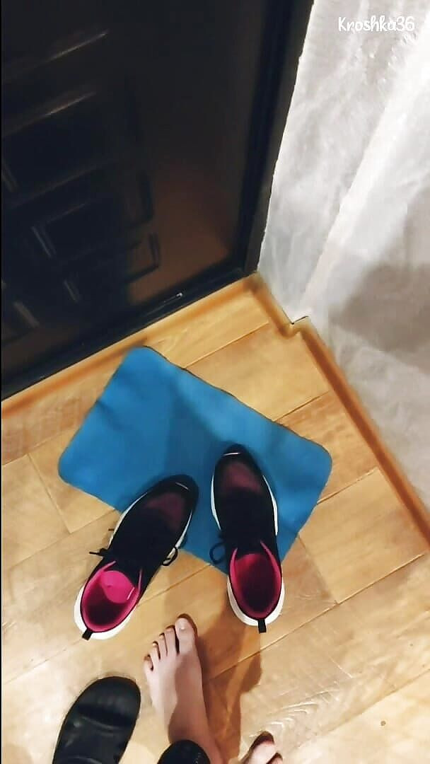 Kroshka36: पत्नी ने अपने पति को डिल्डो के साथ खुद की गांड चोदते हुए पकड़ा