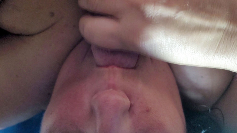 Lujuriosos: Aku nyepong kontolnya sambil dudukin toketku