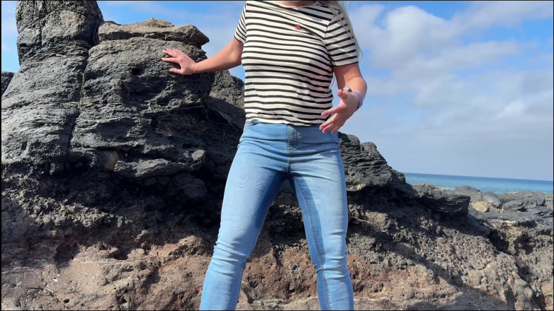 Emma Voyeur: 另一次海滩事故 - 海岸线边的湿牛仔裤