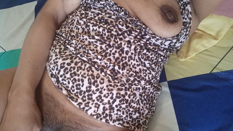 PATY PATY: セクシーな義理の娘が義父のベッドでしゃぶり、快感に喘ぎ声を上げている