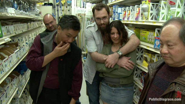 Public Disgrace by Kink: 20 岁的荡妇在五金店里被用来发泄