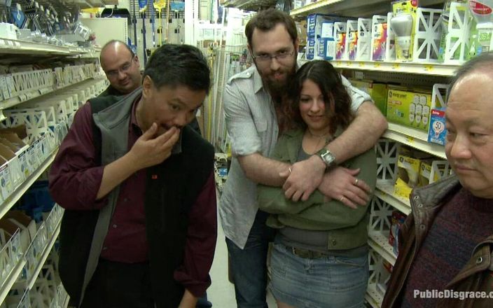 Public Disgrace by Kink: 20 yaşındaki sürtük hırdavat dükkanında kullanılıyor