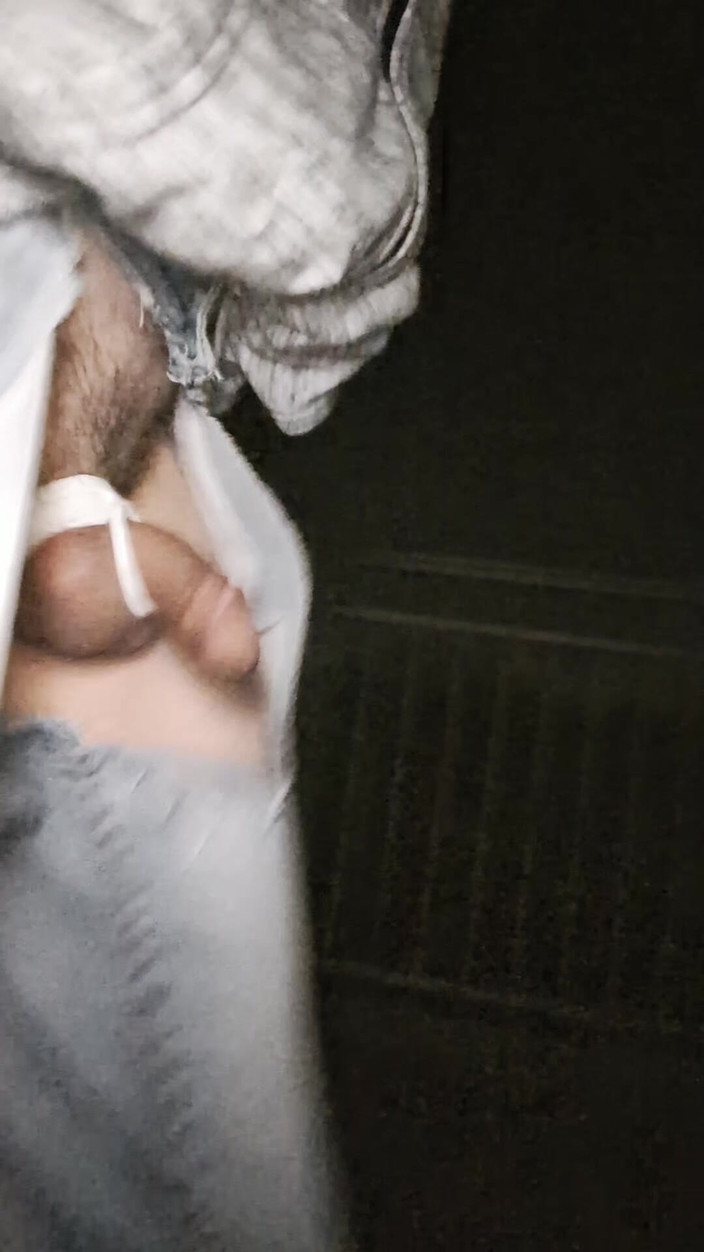 kinkygaynudist: Un homme gay se promène à poil sur un pont d’autoroute