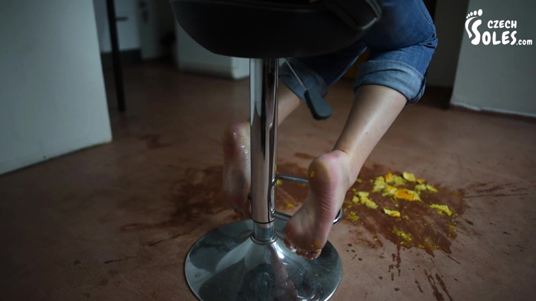 Czech Soles - foot fetish content: Eu vou esmagar frutas e você vai lambê-la dos meus...