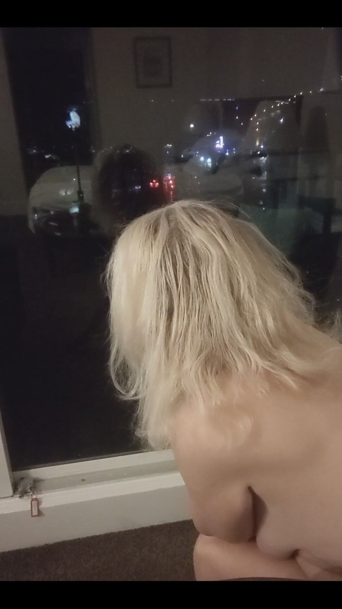 Maggie Moon: 窓に映る私の姿を少し芸術的にしようとすると、うまくいきました