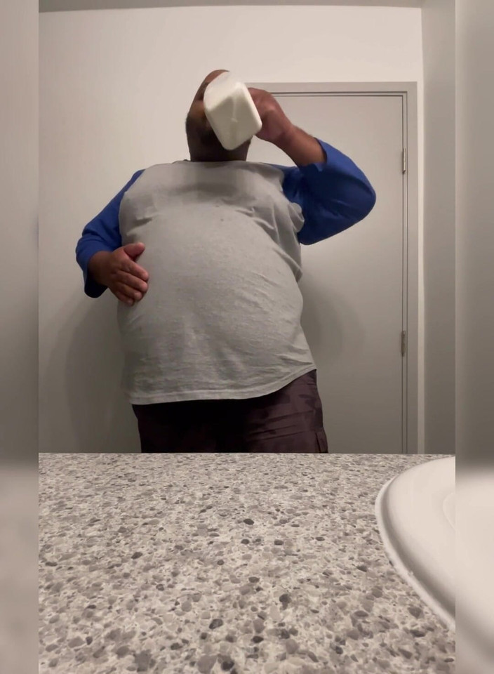 Blkhole420: Estaba a punto de tomar una ducha y decidí chupar...