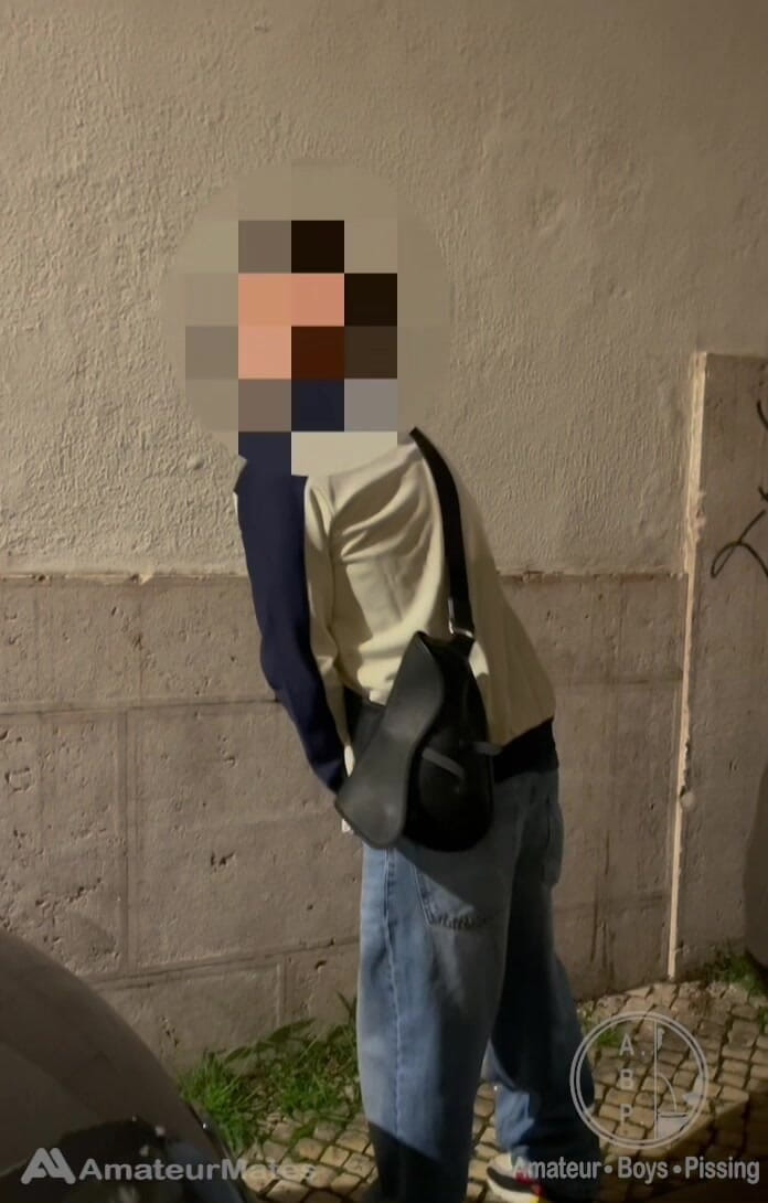AmateurBoysPissing: Ragazzo Amatoriale Prende Il Suo Grosso Cazzo Circonciso Dai Jeans...