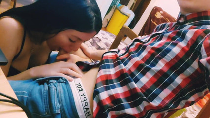 The amateur teenagers: Awek panas menghisap batang teman lelaki semasa dia bermain video...