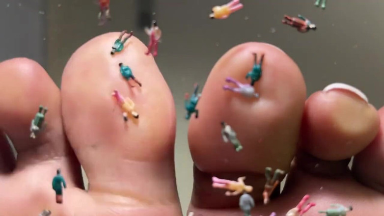 Pink Foxx: Pink Foxx Giantess Foot Play