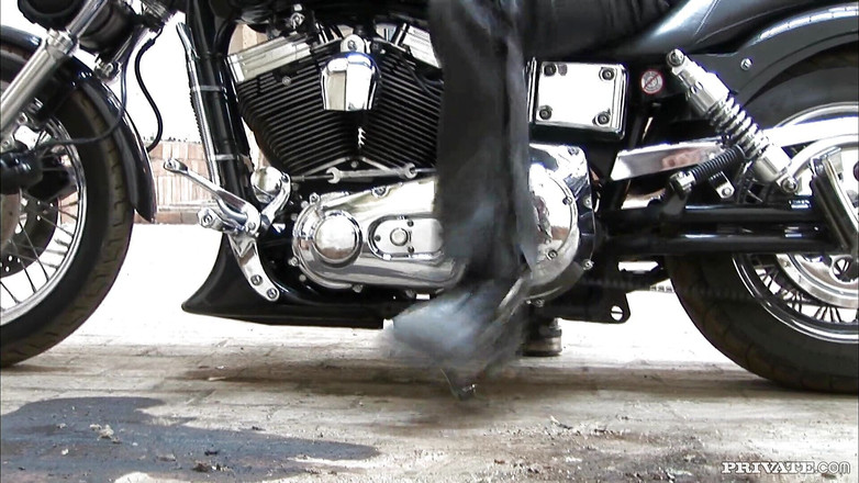 Private.com: PRIVATE Diana gold incontra due ragazzi per un pompino e...