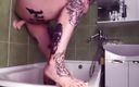 Tattoo Slutwife: Buru-buru masuk ke kamar mandiku