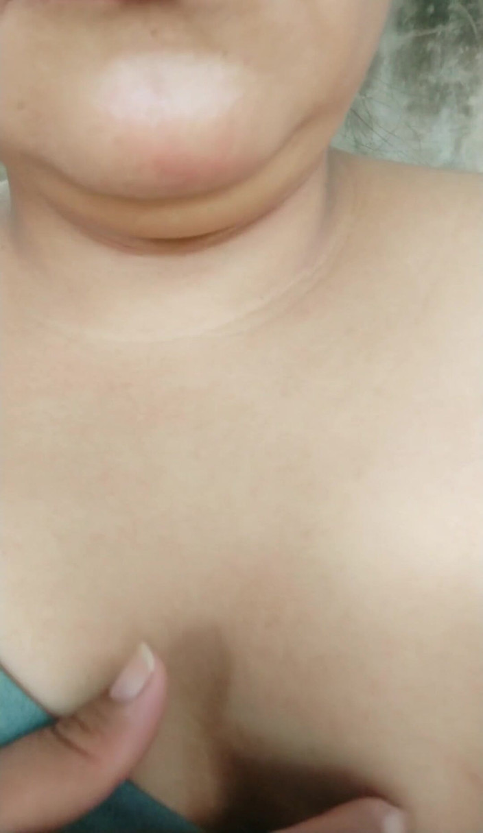 Carla Villalobos: 在户外，我抚摸自己并弄湿了我的内衣