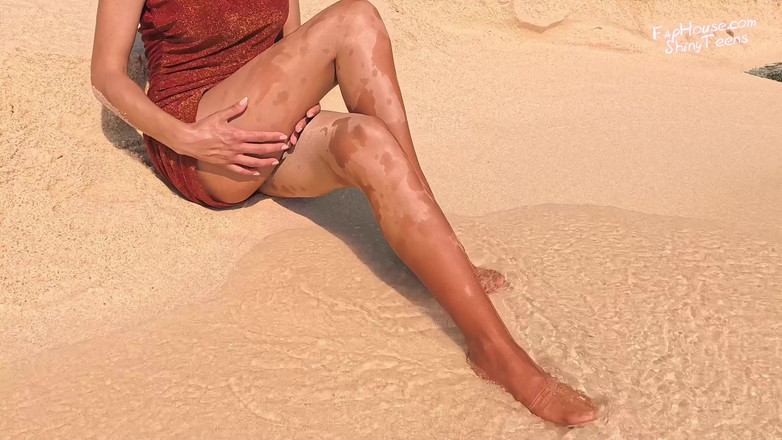 Shiny teens: 914 Pantimedias brillantes de Wolford en la playa