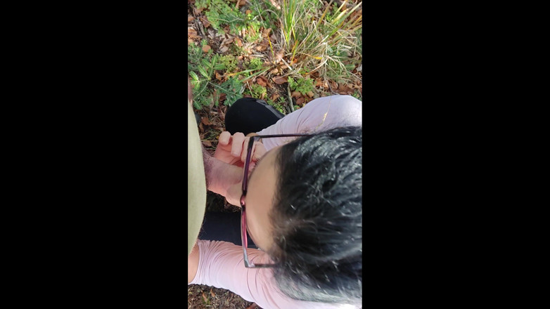 Toilet Mommy: MILF seksi membuat blowjob luar yang hebat