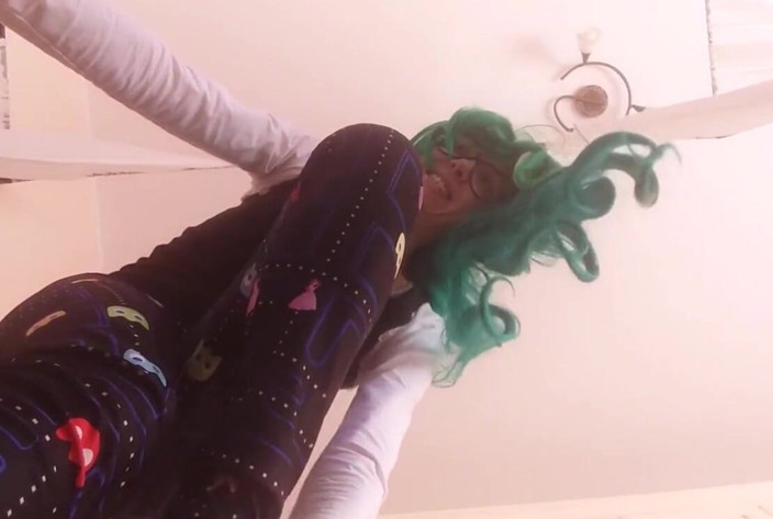 savannahamatoriale: 継母は本当に美しくてとても疲れた足をしています。マッサージして、敬礼したいですか?