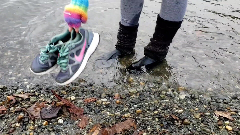 Nerdy_faery: 濡れた靴下と小便をびしょ濡れにする