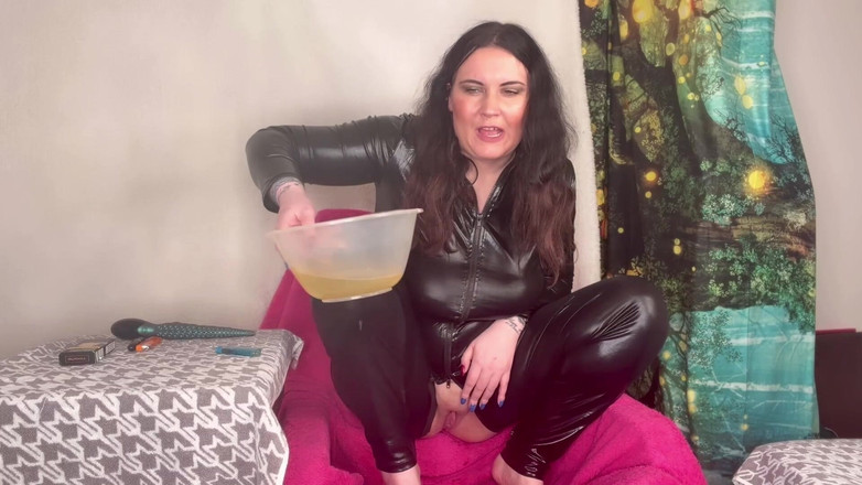 MissFFW: Slečna Ffw dřepí na židli a chčije do mísy