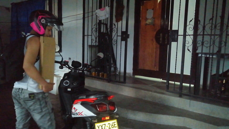 SAMANTA: 그가 입에 올 때까지 선물을 가지고 있지 않다는 이유로 기숙사와 섹스하는 1부