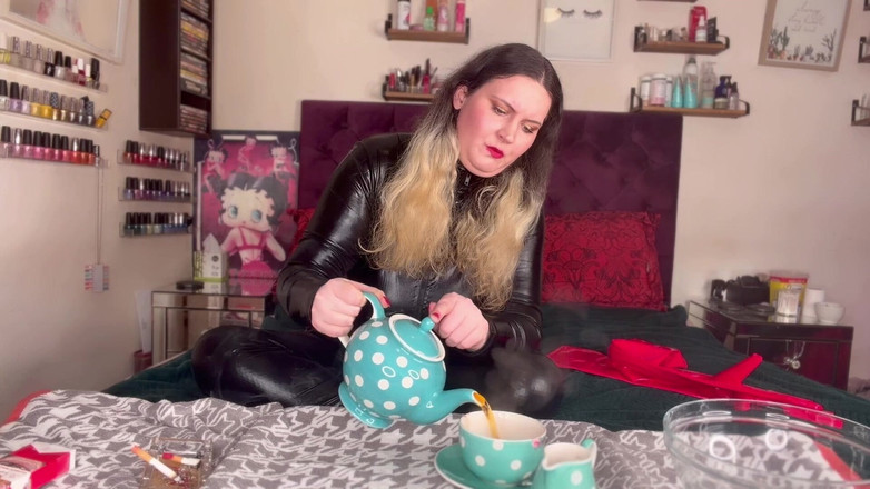 MissFFW: Sahibe iki kadın işeyene kadar çay içiyor