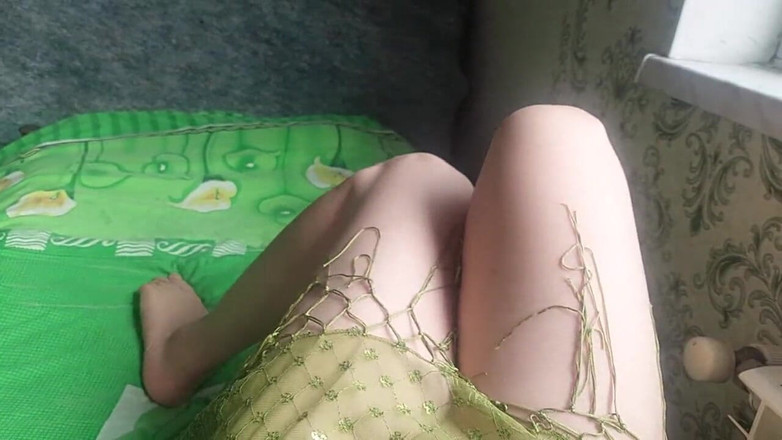 Kitty_Cross: 白いかわいい脚の滑らかな肌にセクシーな砂漠のダンサードレス