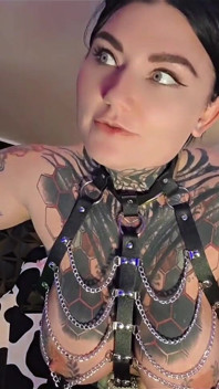 Dominatrix madrastra te reoviendo las pelotas