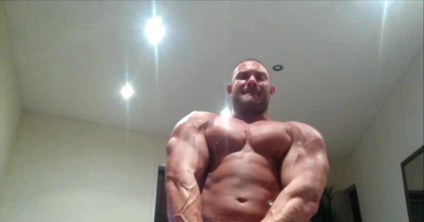 Jack stacked: 체육관에서 땀을 흘리는 근육 숭배 후