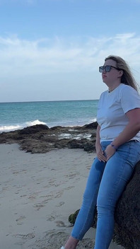 Kencing dalam seluar jeans ketat di pantai