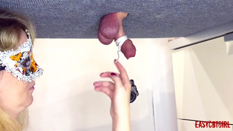 AnnyCandyPainboy: मालकिन गुलाम के लंड के साथ खेलती है और उस पर वजन लटकाती है Easycbtgirl