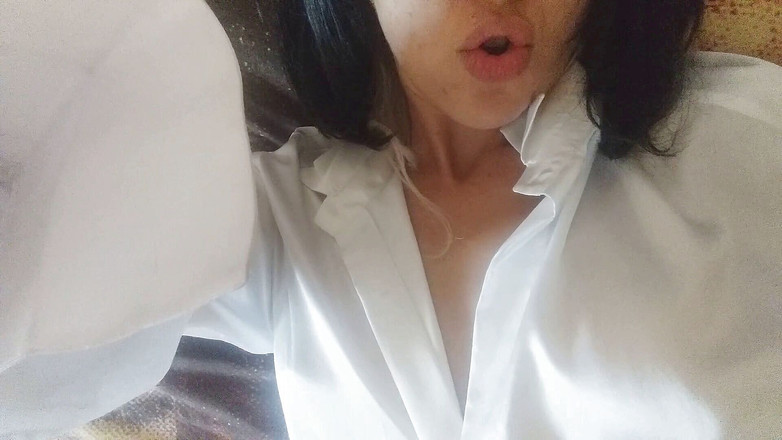 savannahamatoriale: Avec le gode ceinture et la chemise en soie que...