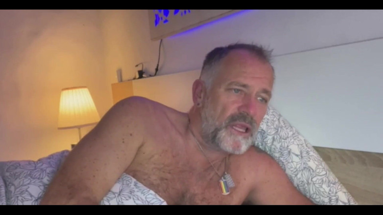 Daddybearvlc: 继父在直播中自慰