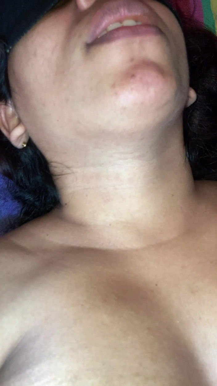 Tiyana: 可爱的女婴在床上性交被内射