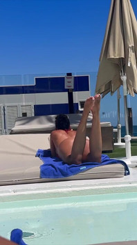 Je rencontre une touriste latina dévergondée à la piscine. Sucée et baisée par un inconnu dans un hôtel dans une station balnéaire