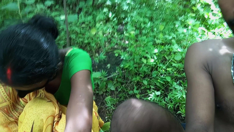 Premi pooja: Pareja del pueblo indio viene rápido en el área más cercana...