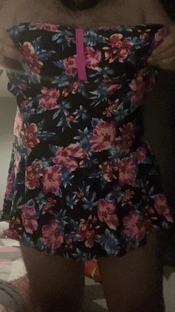 Shaun Cbt: 크로스드레스와 엉덩이 플러그로 자지와 볼 본딩