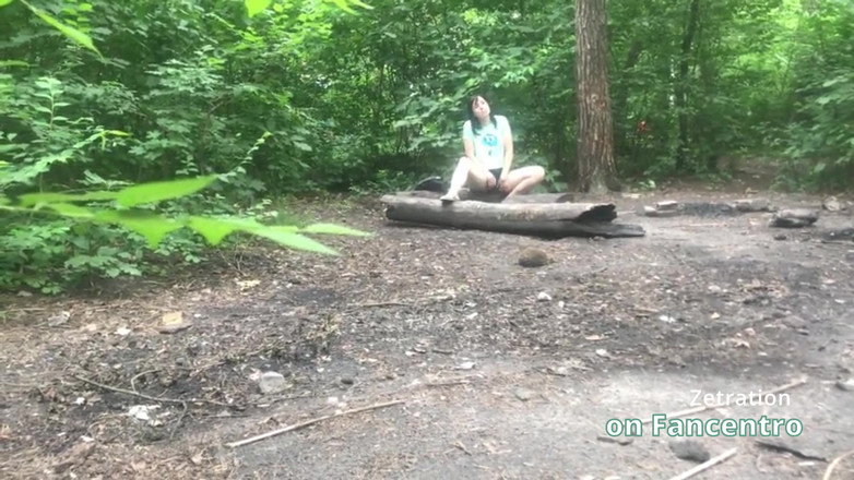 Zetration: Вона радує свою пизду милою брюнеткою в лісі, і я таємно спостерігаю за нею!