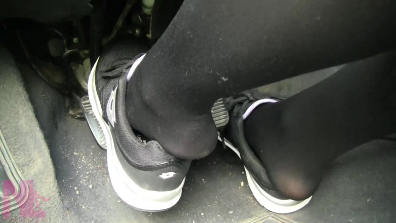Nyllady: Pedal sensual memompa dengan sepatu kesempurnaan hitam