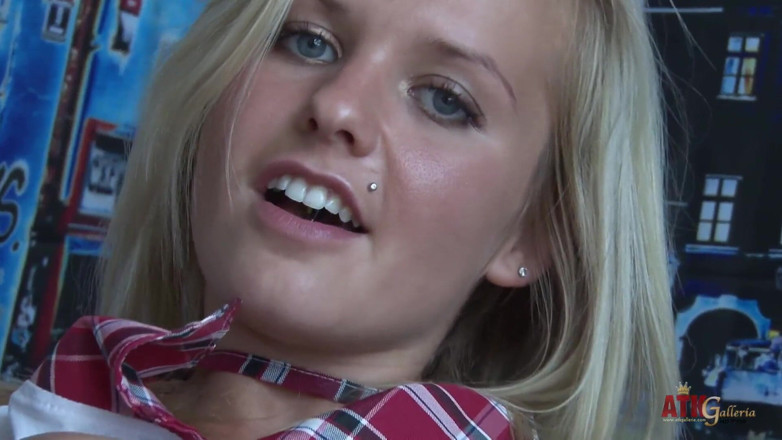 ATKIngdom Fans: Bella plays with her sweet pussy