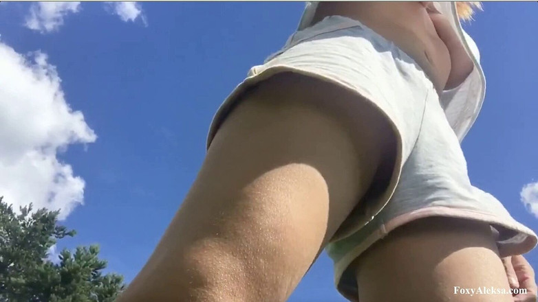 FoxyAleksa: 穿短裤的渗透。没有内裤。户外。T恤下的裸奶。甜美的阴户和屁股。娇小的裸体阴户