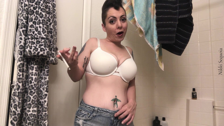 Nikki's Fetishes: La sorellastra sorpresa a fumare