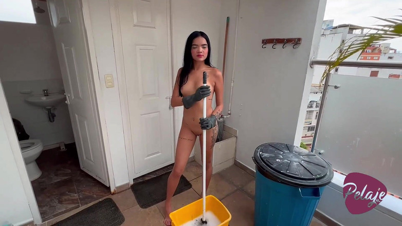 Pelaje mix: Das zimmermädchen wird beim masturbieren mit dem Mop vor den...
