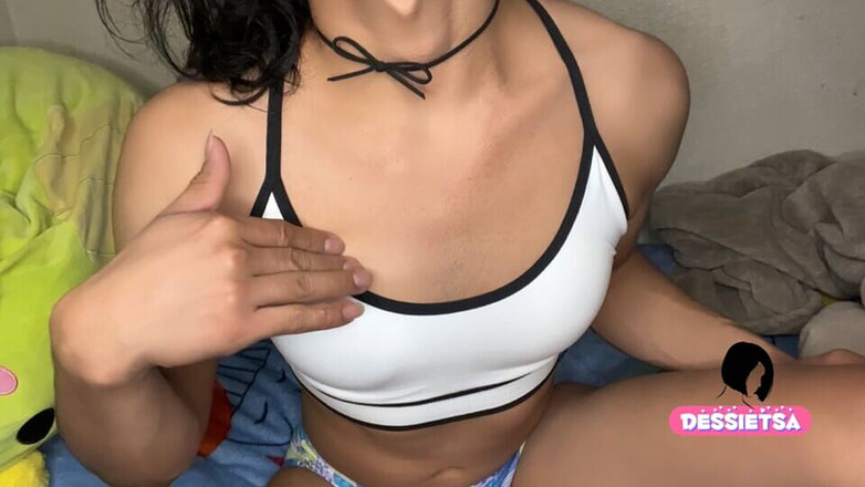 Dessietsa: 小さなおっぱいと完璧なお尻を持つかわいい18歳のトランスジェンダーの女の子