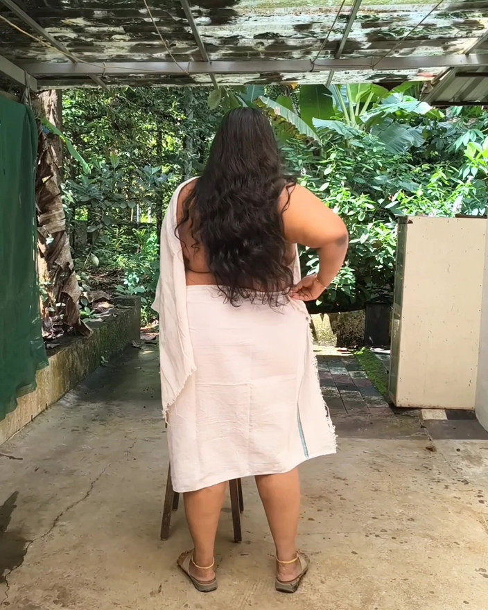 Anne Ipe: Індійська пухла в сексуальній білій сукні, фотосесія топлес