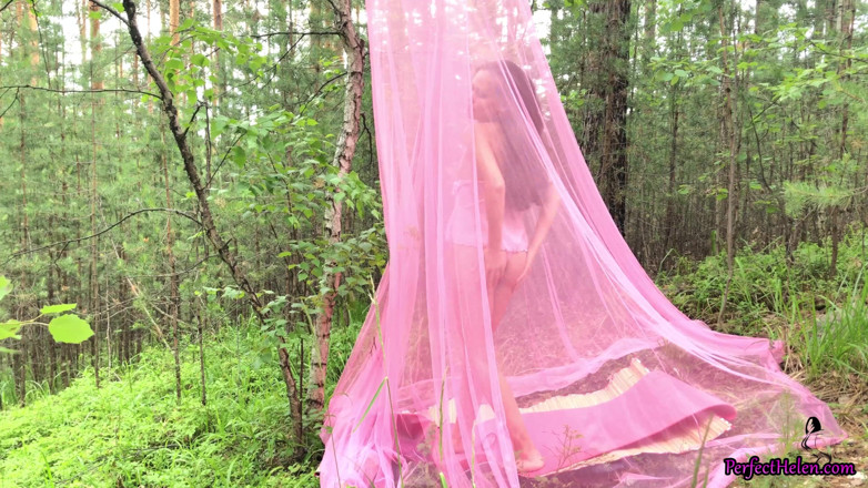 PerfectHelen: Babe blowjob dick and doggystyle outdoor in the tent
