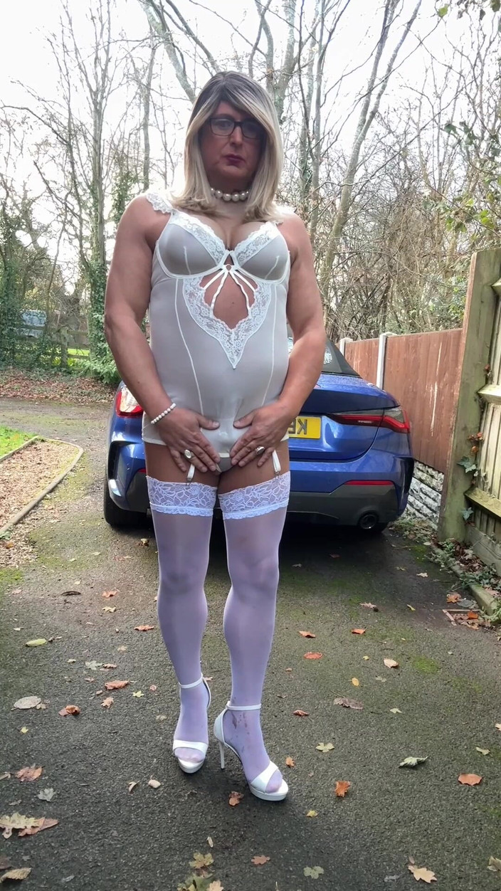 Kellycd2022: Crossdresser seksi kellycd2022 dengan lingerie putih dan stoking tembus pandang...
