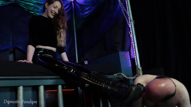 Domestic femdom: Ihre persönliche stiefelputzerin