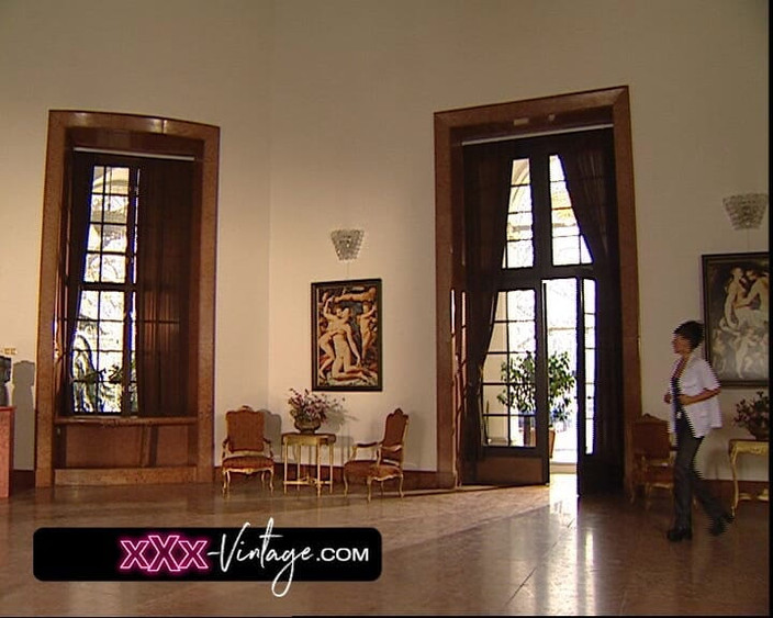 XXX-Vintage: Клас живопису перетворюється на лесбійську пристрасть