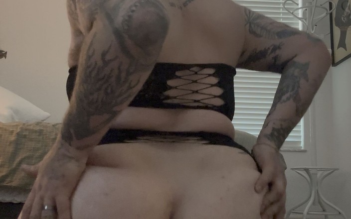 Dirtytrisha: Clit Caged, Anální kolík pro nevlastního otce