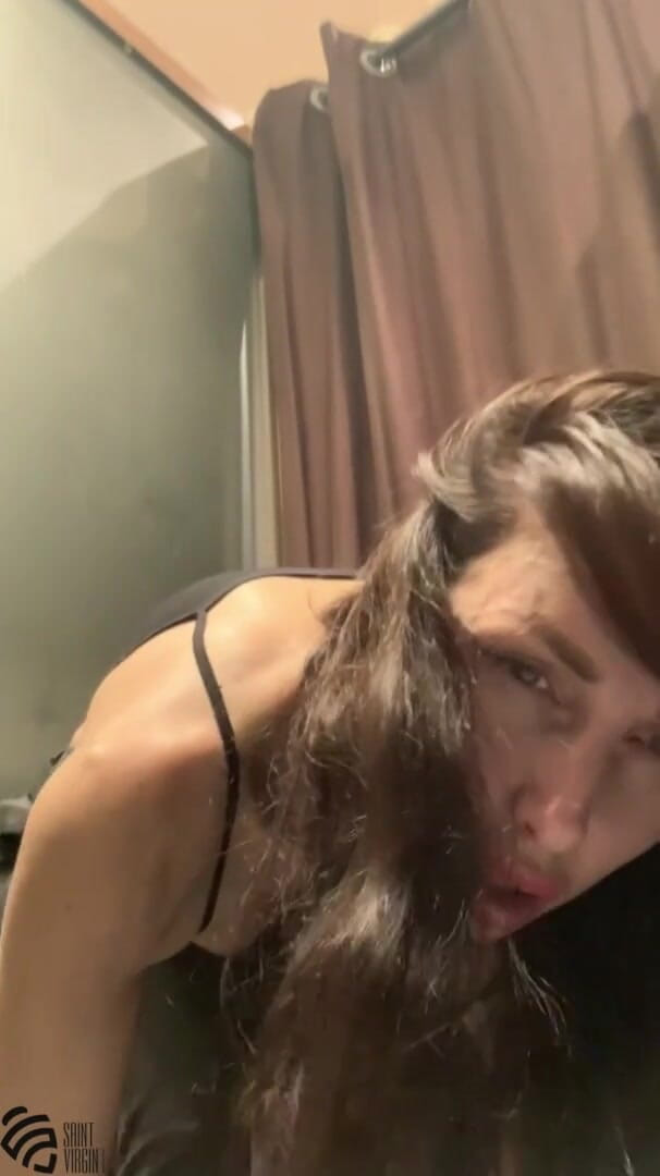 LizaVirgin: Hot MILF si masturba nel camerino del negozio