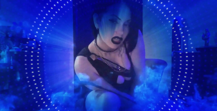 Goddess Misha Goldy: ¡Quítate toda tu ropa esclava! ¡Rápido! ¡Ahora de rodillas! ¿Sabes lo que es...