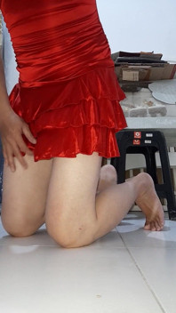 Crossdressing dan muncrat pakai gaun mini seksi satin merah